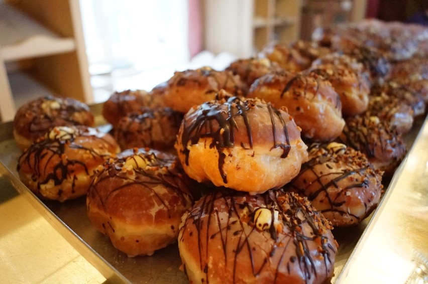 W tłusty czwartek królują pączki. My odwiedziliśmy cukiernię...