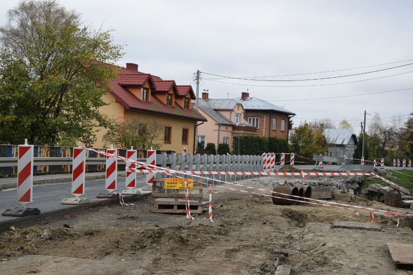 Utrudnienia na drodze w Zarszynie. Powstaje nowy most [ZDJĘCIA]
