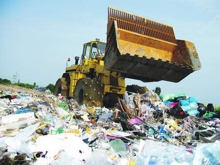 Przeciętny Polak wytwarza rocznie ok. 300 kg odpadów, z którymi coś trzeba zrobić. Same składowiska nie rozwiązują tego problemu. System, który powstanie w Tczewie ma zapewnić nie tylko odzysk surowców zawartych w odpadach, ale i energii z nich pochodzącej.