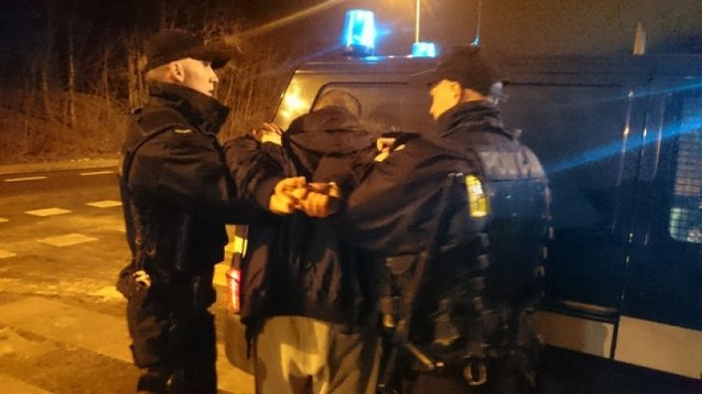 Policjanci pilnują młodych ludzi na ulicach miasta