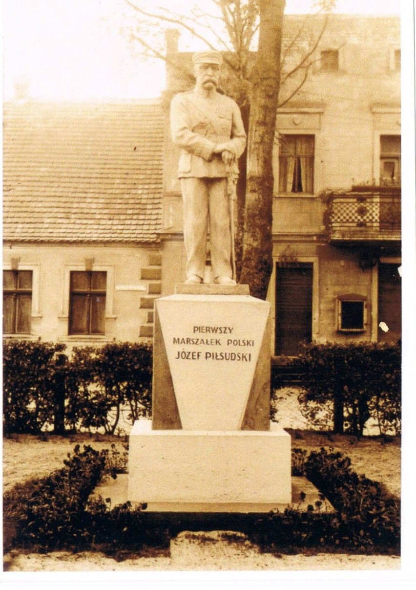 Tak wyglądał pomnik Józefa Piłsudskiego w Budzyniu.