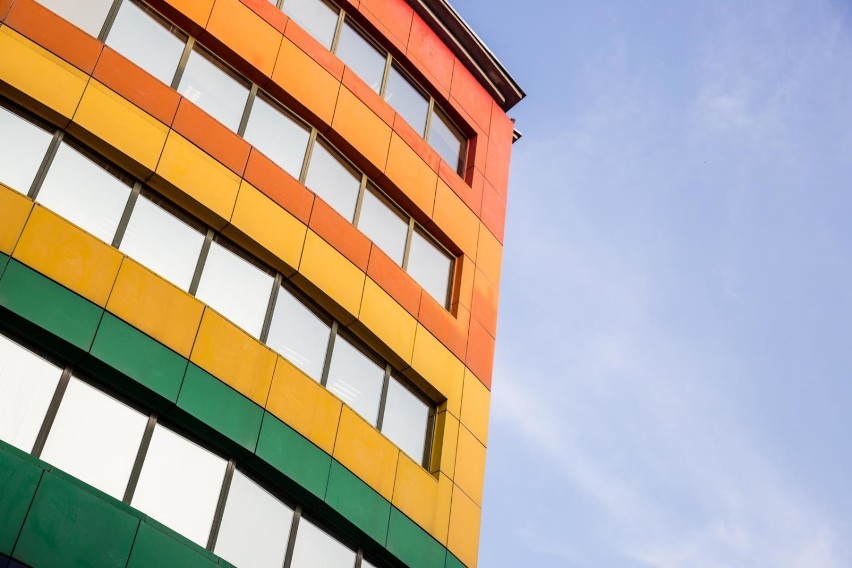 Najbardziej kolorowy budynek na Pradze-Północ znajduje się...