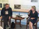 Spotkanie z Wojciechem Bonowiczem, redaktorem książki Wiesława Myśliwskiego, w Miejskiej Bibliotece Publicznej w Starachowicach