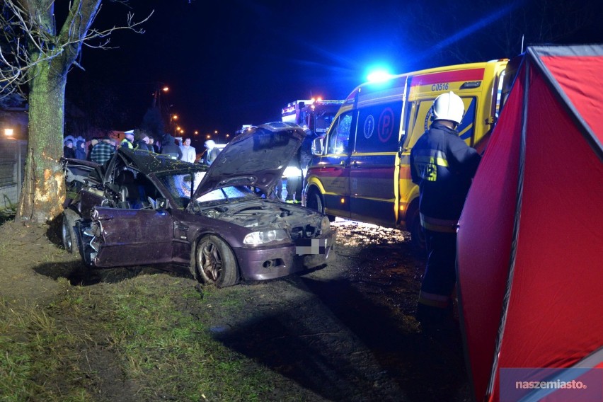 Śmiertelny wypadek w Łochocinie w powiecie lipnowskim. Nie żyje 30-letni kierowca BMW [zdjęcia]