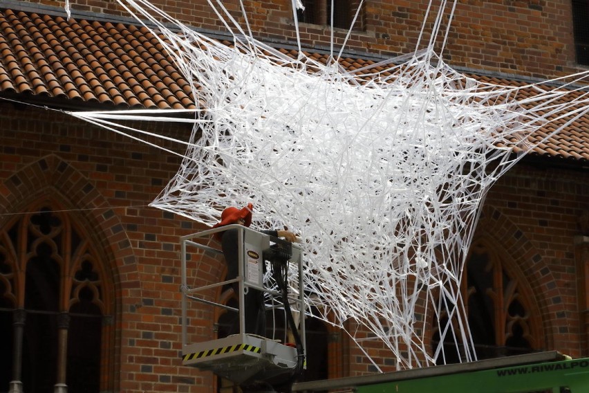 Niezwykła rzeźba-instalacja powstaje na zamku w Malborku