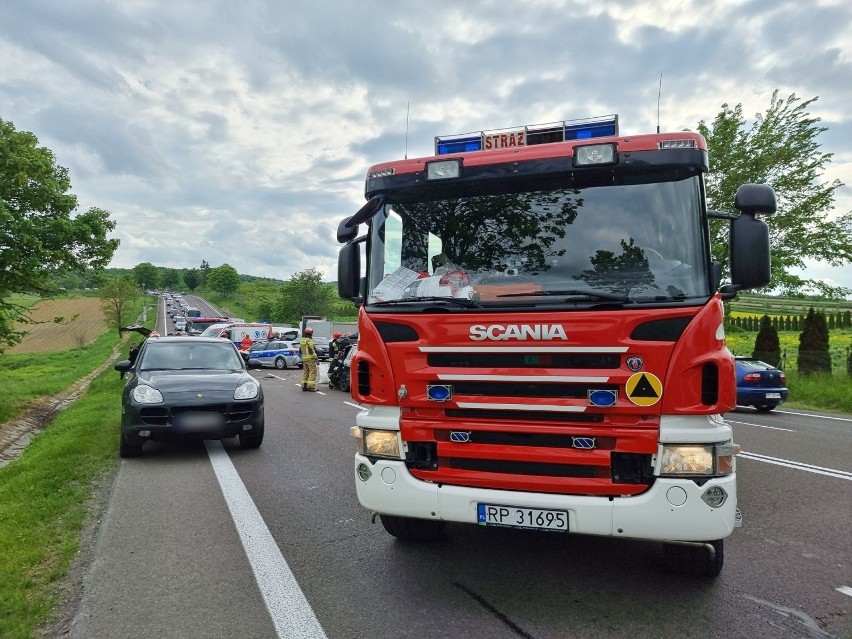 Karambol trzech samochodów na drodze wylotowej z Przemyśla. Kobieta została zabrana do szpitala [ZDJĘCIA]