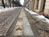 Popękane płyty chodnikowe przy ulicy Wojska Polskiego w Słupsku