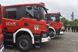 Uroczyste przekazanie sprzętu dla lubuskich strażaków w Krośnie Odrzańskim. Nowe wozy oraz łodzie za kilka milionów złotych