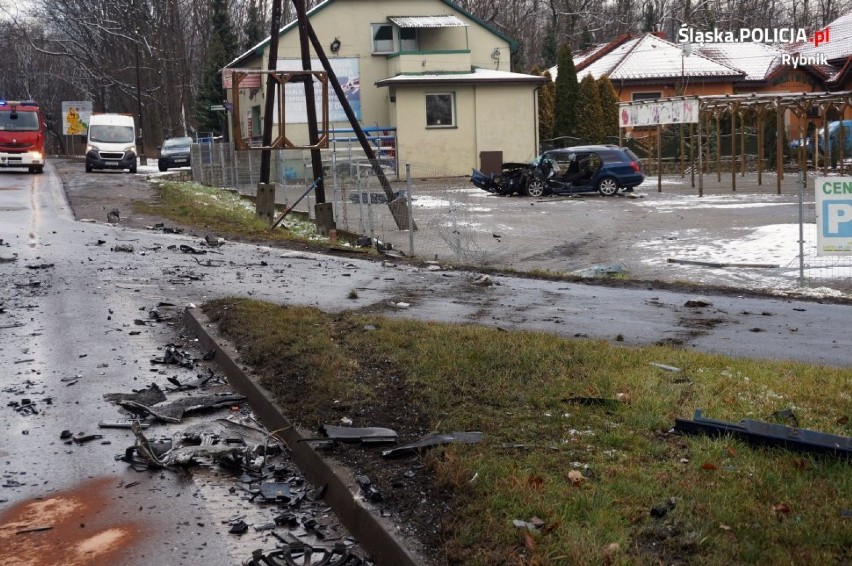 Wypadek na skrzyżowaniu Raciborskiej ze Sportową. Czołowe zderzenie. Cała rodzina w szpitalu [ZDJĘCIA AKTUALIZACJA]