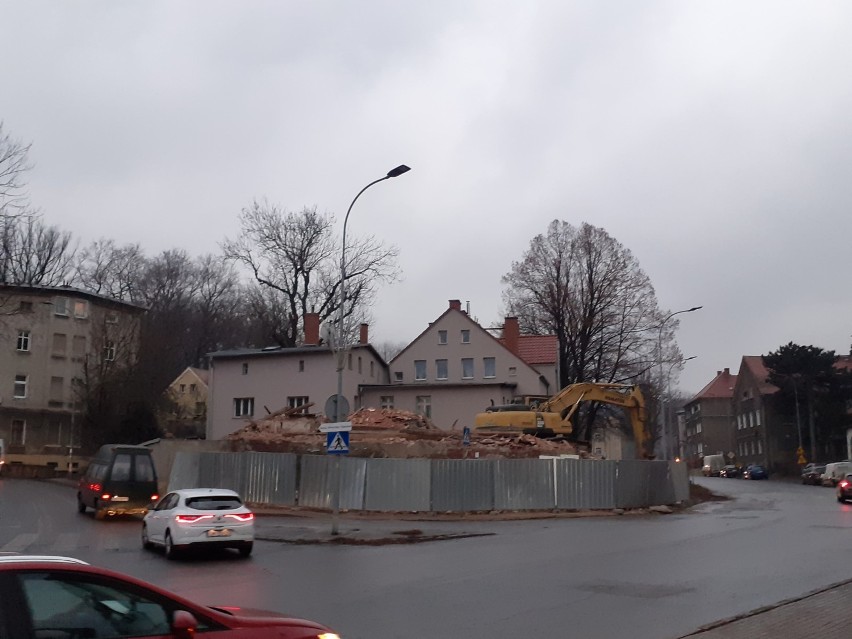 Wyburzanie kamienicy na Sobięcinie w Wałbrzychu