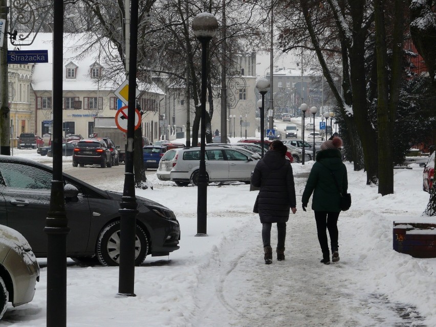 Pabianice. Piesi zimą nie mają lekko. Śnieg na chodnikach, zasypane pasy ZDJĘCIA