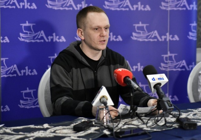 O akcji "Arka Wspiera" mówił podczas konferencji prasowej ksiądz Krzysztof Bochniak ze Stowarzyszenia Centrum Młodzieży "Arka" w Radomiu.
