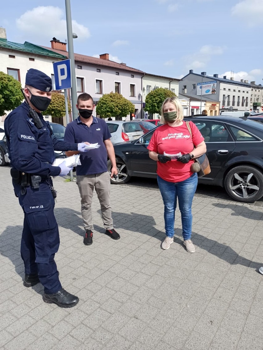 Policjanci z Łasku rozdają maseczki ochronne