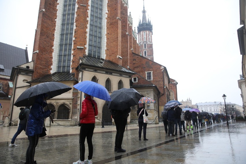 Do szczepień na Rynku Głównym ustawiła się długa kolejka...