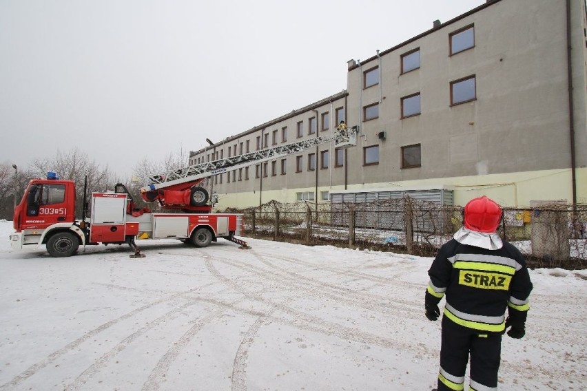 Zadymienie w Biedronce w Kielcach. Strażacy przeszukują budynek w poszukiwaniu zagrożenia
