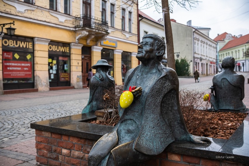 Wielkanoc 2021 w Tarnowie. Pisankowy desant na tarnowskiej Starówce. Kolorowe, wielkanocne ozdoby przystroiły Tarnów [ZDJĘCIA]