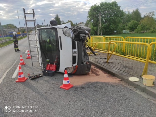 Wypadek na ul. Grudziądzkiej w Łasinie. Samochód uderzył w barierki i przewrócił się na bok
