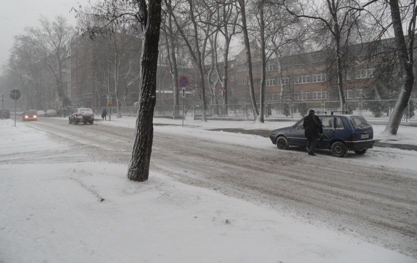 KRÓTKO: Sypie mocno w Bytomiu. Są też awarie [ZDJĘCIA]