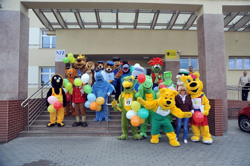 Szpital Specjalistyczny w Słupsku: Wielkie maskotki odwiedziły małych pacjentów [FOTO, FILM]