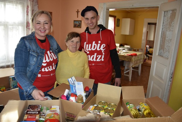 Prezenty, które do domu pani Zofii przynieśli wolontariusze sprawiły 77-latce dużo radości