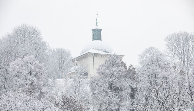 Tak w zimowej "oprawie" prezentuje się pińczowska kaplica świętej Anny