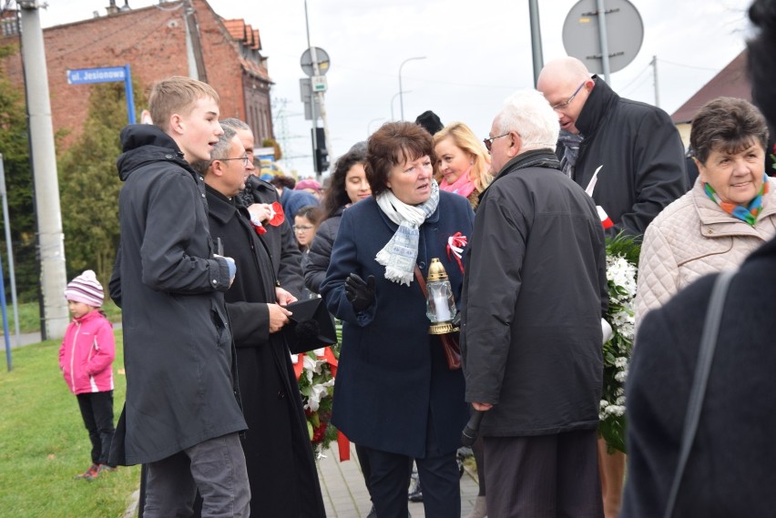 Święto Niepodległości w  Tychach-Czułowie, pod pomnikiem...