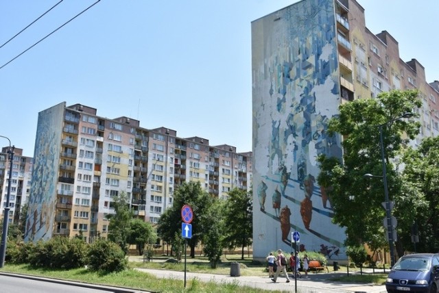 Zniszczony mural na dwóch blokach zastąpi nowe dzieło.