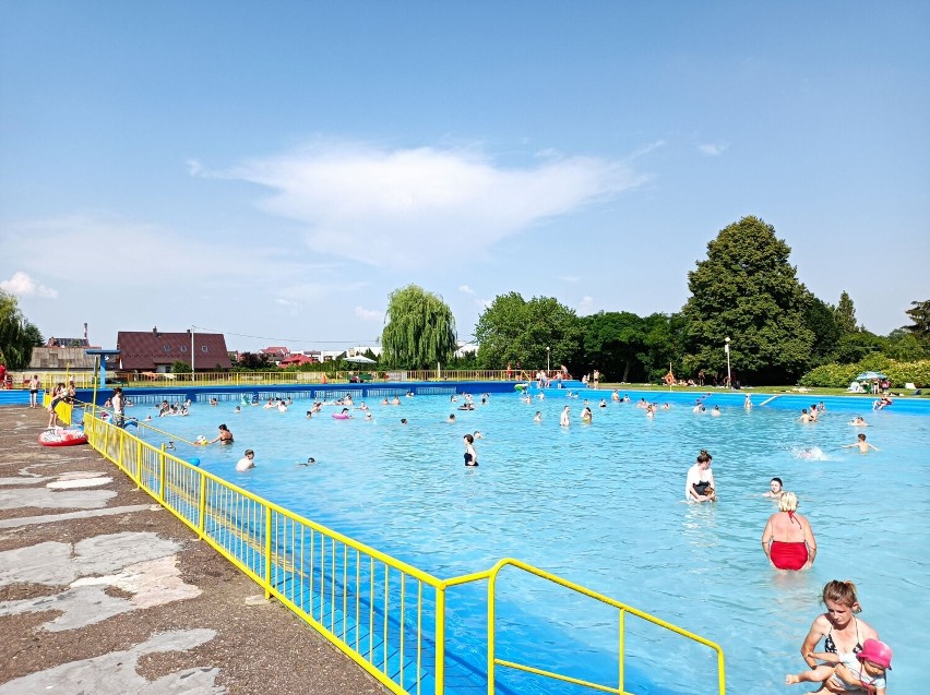 Relaks na wieluńskim basenie w tropikalny pierwszy dzień lipca FOTO