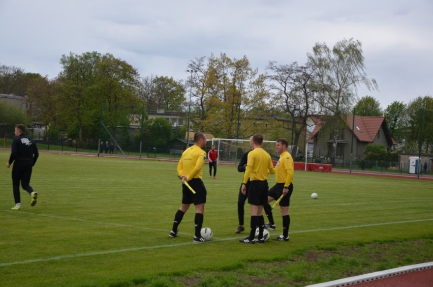 Nasi górą - drużyna LKS Żuławy wygrała. Sobotni mecz piłki nożnej zakończony zwycięstwem 3:0.