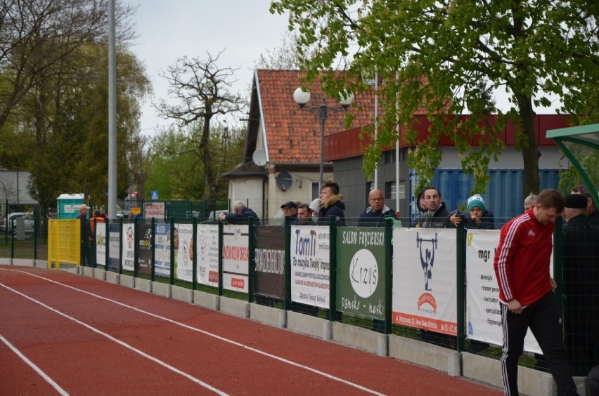 Nasi górą - drużyna LKS Żuławy wygrała. Sobotni mecz piłki nożnej zakończony zwycięstwem 3:0.