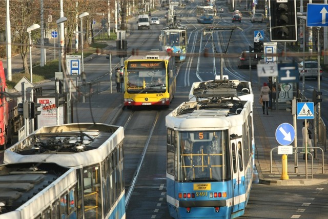 Wrocław, wydzielone torowisko i buspas - zdjęcie ilustracyjne