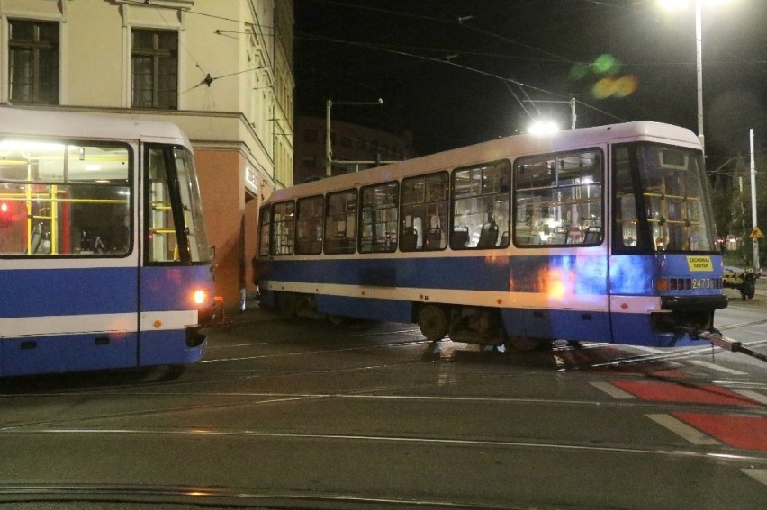 Wrocław. Tramwaj wjechał na chodnik w centrum miasta i prawie uderzył w kamienicę (ZDJĘCIA)