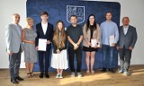 Najzdolniejsi uczniowie z gminy Kęty nagrodzeni stypendiami w ramach Lokalnego Programu Wspierania Edukacji. Zdjęcia