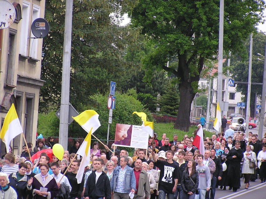 Uczestnicy marszu szli ulicą Robotniczą w Elblągu. Fot....