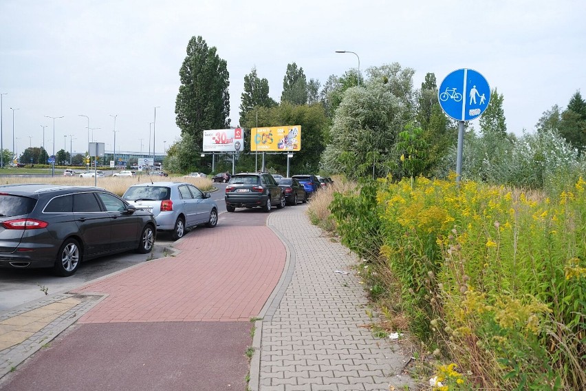 Warszawa. Nielegalne parkowanie w Warszawie. Kierowcy zrobili sobie parking ze ścieżki rowerowej na Osińskiego