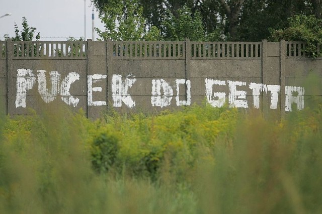 Na budynkach przy ulicy Średzkiej pojawiły się napisy, by do kontenerów przeprowadzić... ZKZL