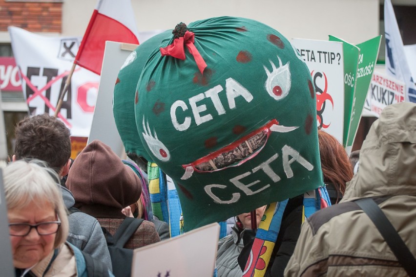 Protest przeciwko CETA i TTIP w Warszawie. "Polska wolna od...