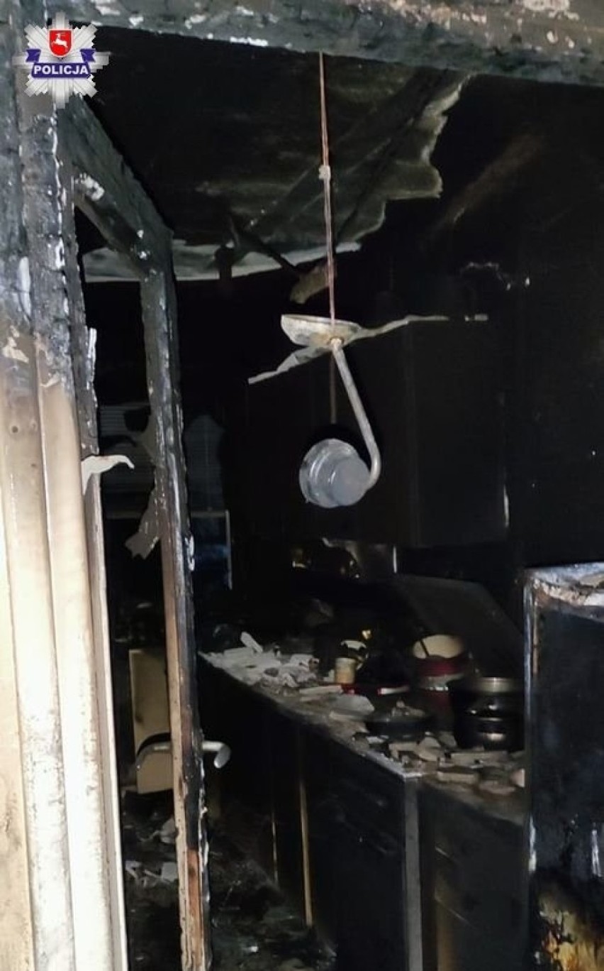 Pożar w Białej Podlaskiej. Policjanci uratowali starszą kobietę z zadymionego mieszkania