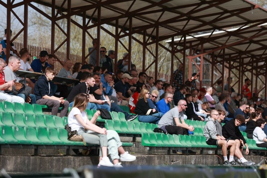 Kibice na meczu Garbarnia Kraków - Siarka Tarnobrzeg w III lidze piłkarskiej