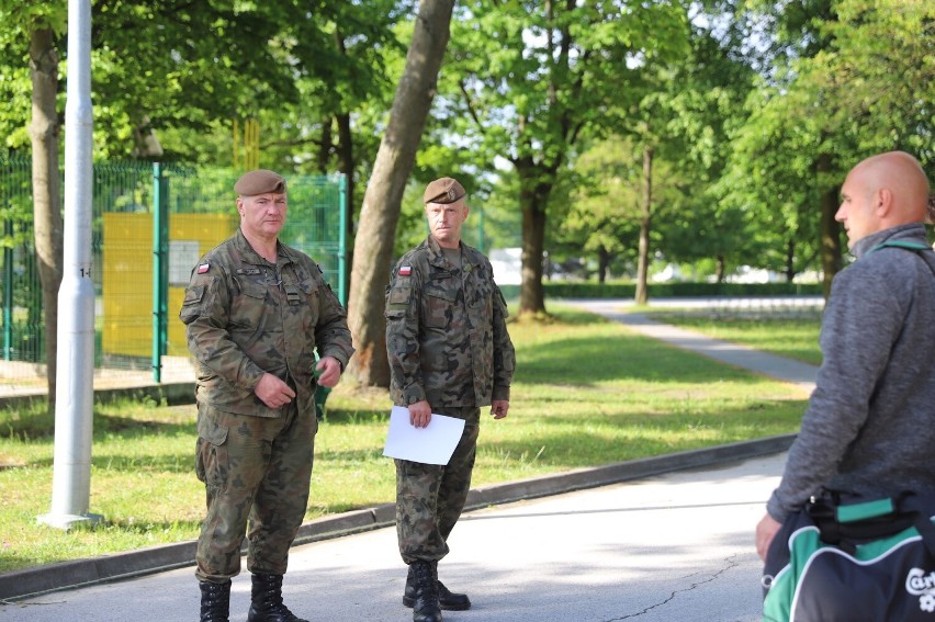 Ponad 60 ochotników dołączyło do Świętokrzyskiej Brygady Obrony Terytorialnej. Rozpoczęto szkolenie na kieleckiej Bukówce. Zobacz zdjęcia