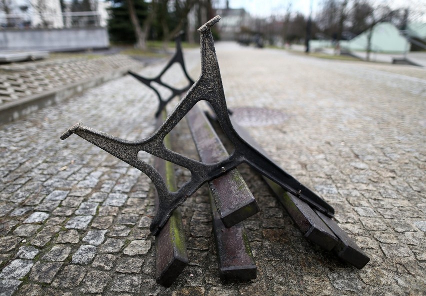 Wandale zniszczyli ławki w parku im. Jana Pawła II w...