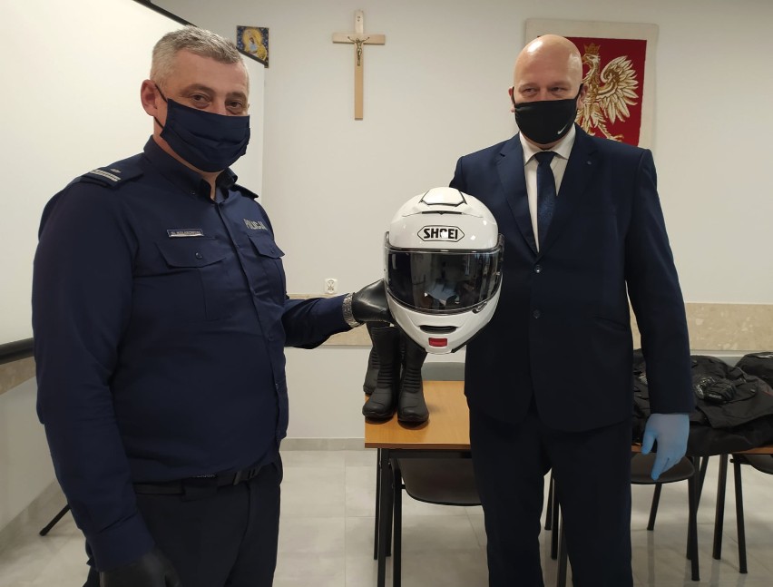 Dwa komplety strojów motocyklowych trafiły do sokólskich policjantów 