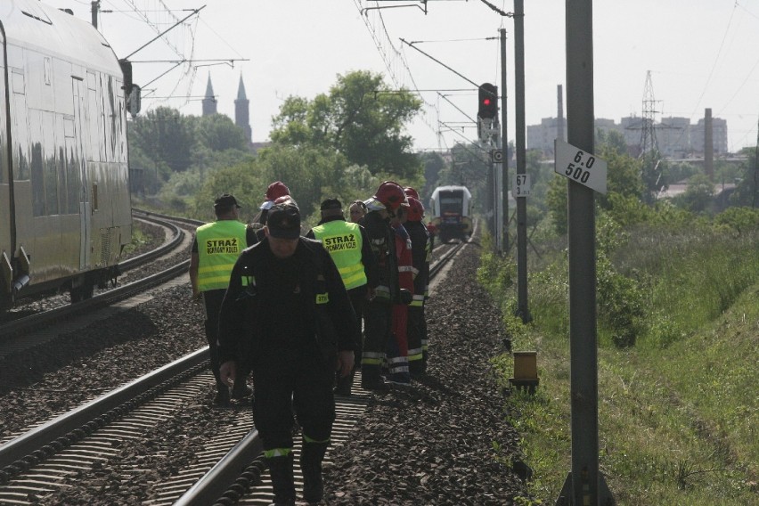 Legnica: pociąg śmiertelnie potrącił rowerzystę [zdjęcia]