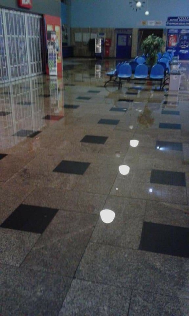 Z powodu pęknięcia rury dziś nad ranem doszło do zalania holu dworca PKS w Bydgoszczy. Na szczęście, sytuację udało się szybko opanować. Z chwilą otwarcia dworca pasażerowie mogli bez problemu kupić bilety w kasach.