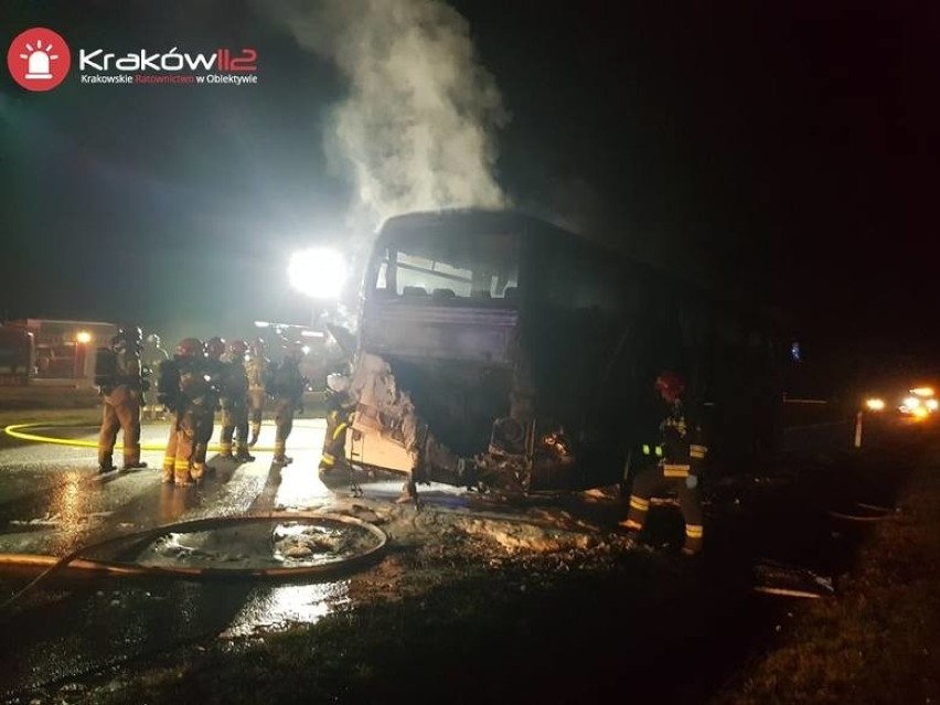 Pożar autobusu na A4. Kierowcy utworzyli wzorowy korytarz życia, strażacy dziękują [ZDJĘCIA, WIDEO]