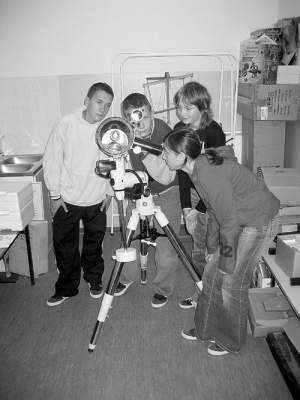Dla burzenińskich gimnazjalistów (od lewej): Dawida Sterny, Tomasza Bartosika oraz Martyny Wrocińskiej i Małgorzaty Buczkowskiej podglądanie nieba przez teleskop jest wielką przyjemnością