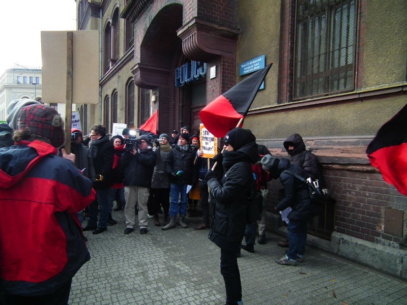 Protest anarchistów przed komisariatem przy Al....