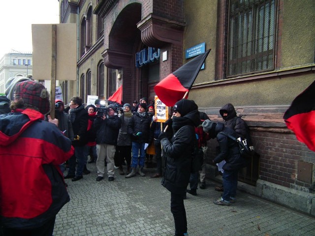 Protest anarchistów przed komisariatem przy Al. Marcinkowskiego