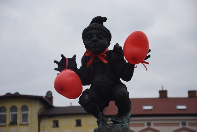 Jeden z utopców na fontannie na rynku, która stoi w miejscu, gdzie stała dawna studnia miejska