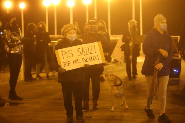 Środowy spacer z siostrami, czyli protest w Dąbrowie Górniczej Zobacz kolejne zdjęcia/plansze. Przesuwaj zdjęcia w prawo - naciśnij strzałkę lub przycisk NASTĘPNE